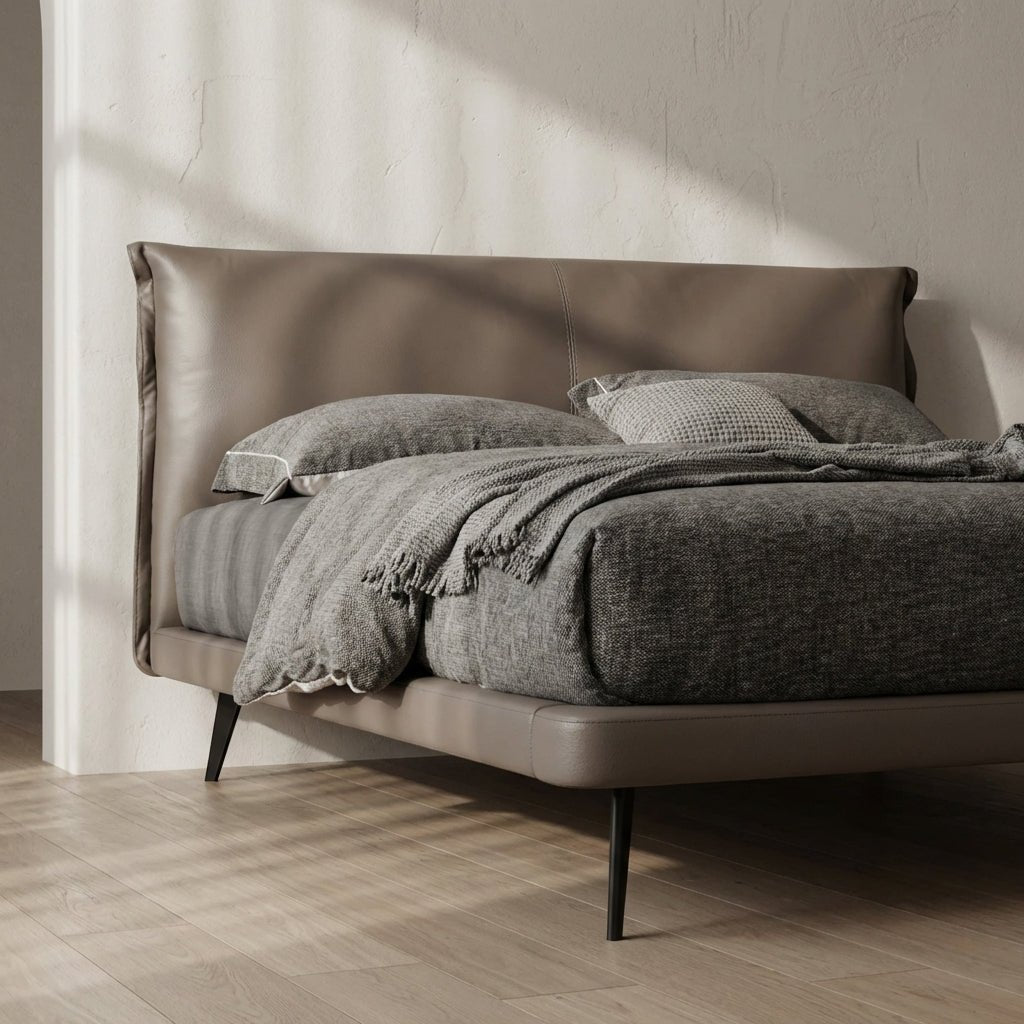 Aries Minimalistisches Bett aus braunem Kunstleder