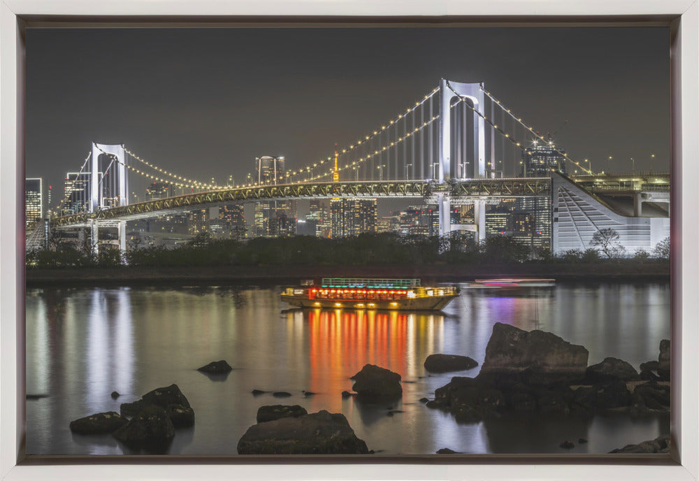 Wandbild Zauberhafte Regenbogenbrücke mit Tokios Skyline am Abend - Panorama