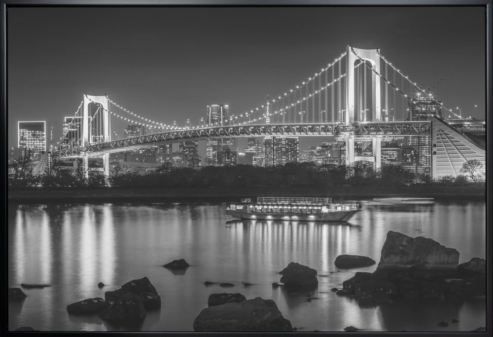 Wandbild Wunderschöne Regenbogenbrücke mit Tokio-Skyline am Abend - monochrom