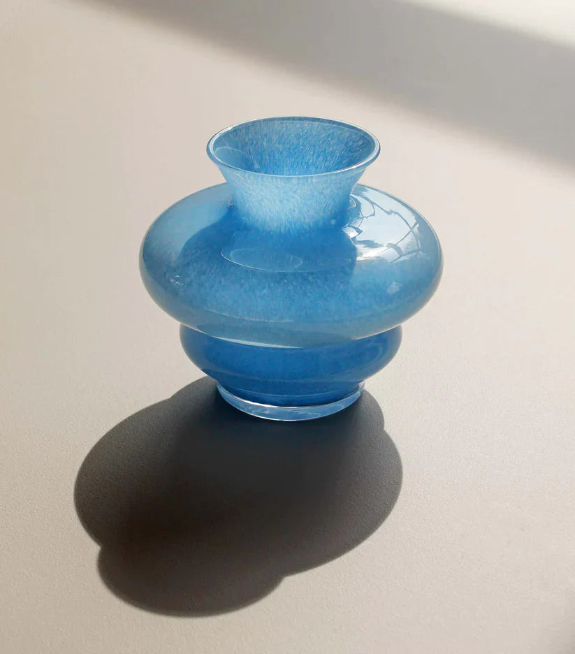 Geschwungene Mini-Glasvase – mundgeblasenes hellblaues Design