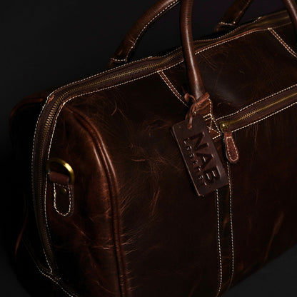 The Wayfarer Bag – Klassische Reisetasche aus braunem Vollnarbenleder