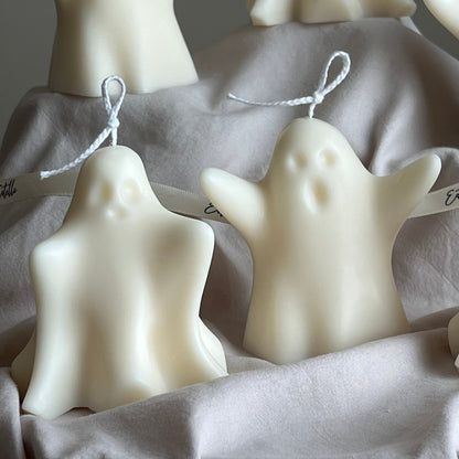Handgemachte Halloween-Geisterkerze: Skulpturale Sojawachs-Dekoration