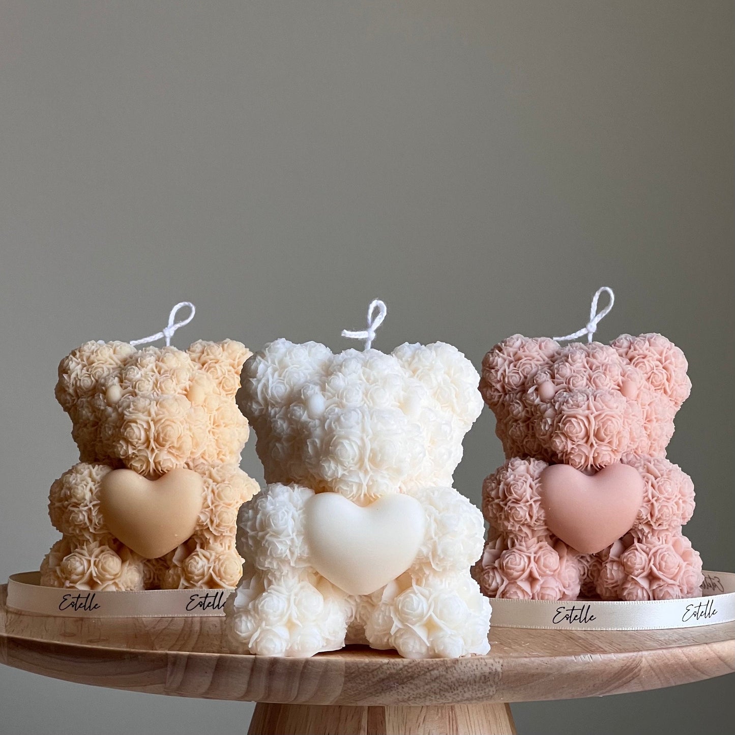 Teddybär Herzkerze: Skulpturale Säule aus Sojawachs
