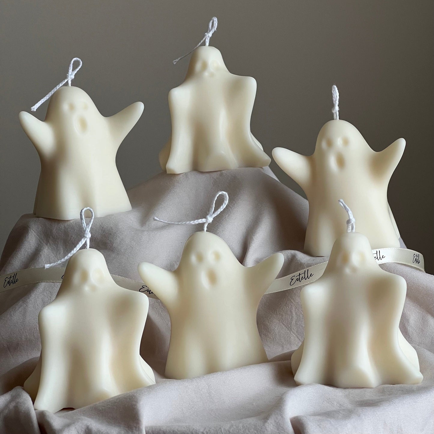 Handgemachte Halloween-Geisterkerze: Skulpturale Sojawachs-Dekoration