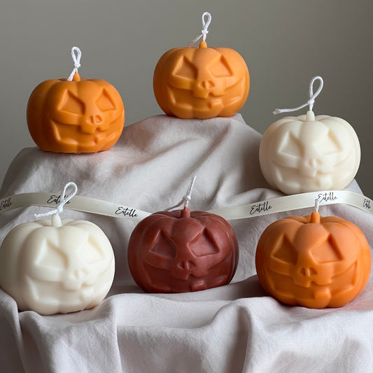 Von Hand gegossene Halloween-Kürbiskerze | Skulpturale Kerze aus Sojawachs