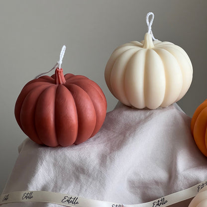 Große Kürbiskerze: Handgegossenes Sojawachs, Herbstdeko