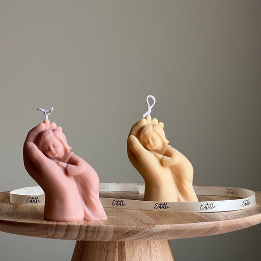 Handgemachte Sojawachs-Kerze „Baby in der Hand“: Geschenk zur Mutterliebe