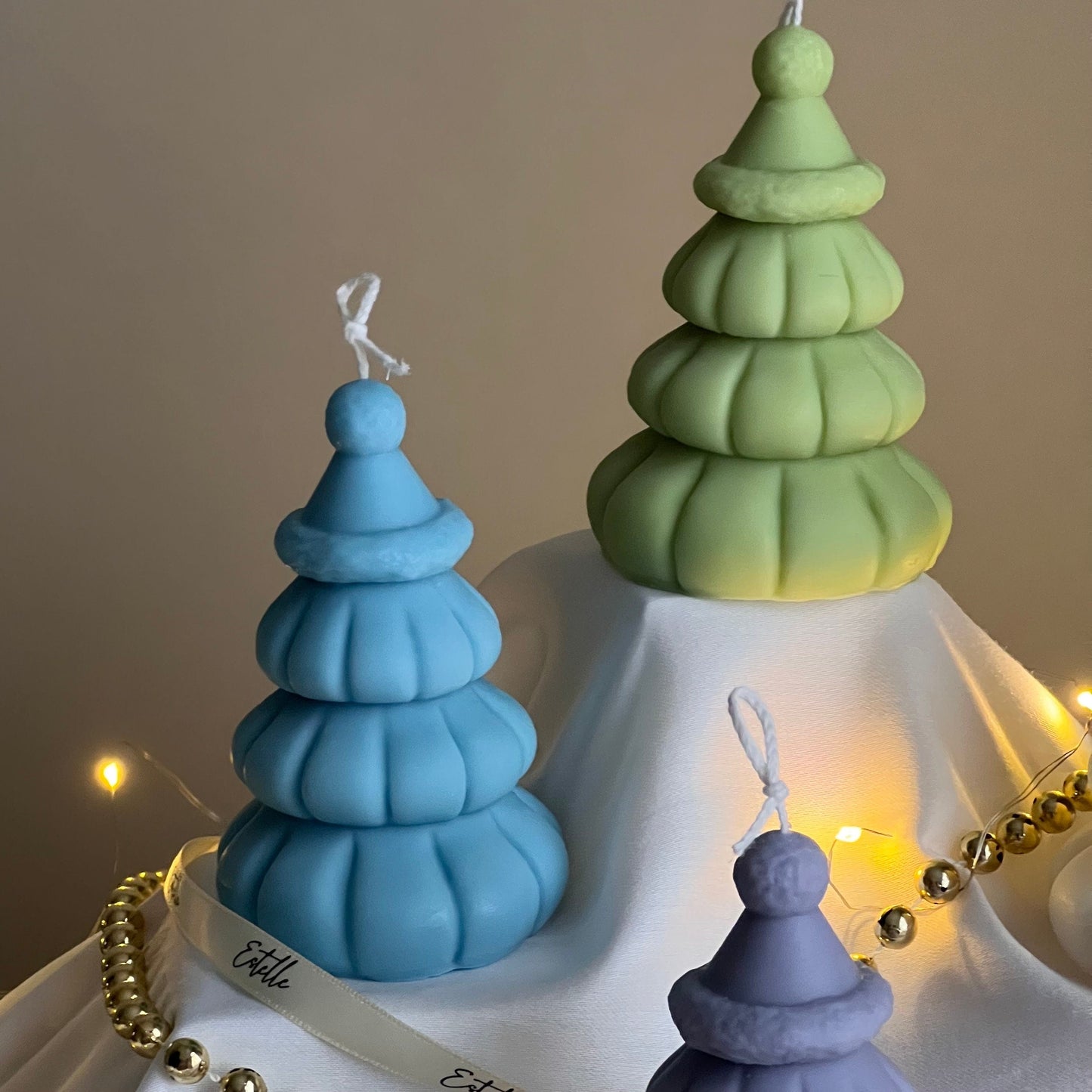 Weihnachtsbaum-Sojakerze mit Hut: Handgemachte Feiertagsdekoration