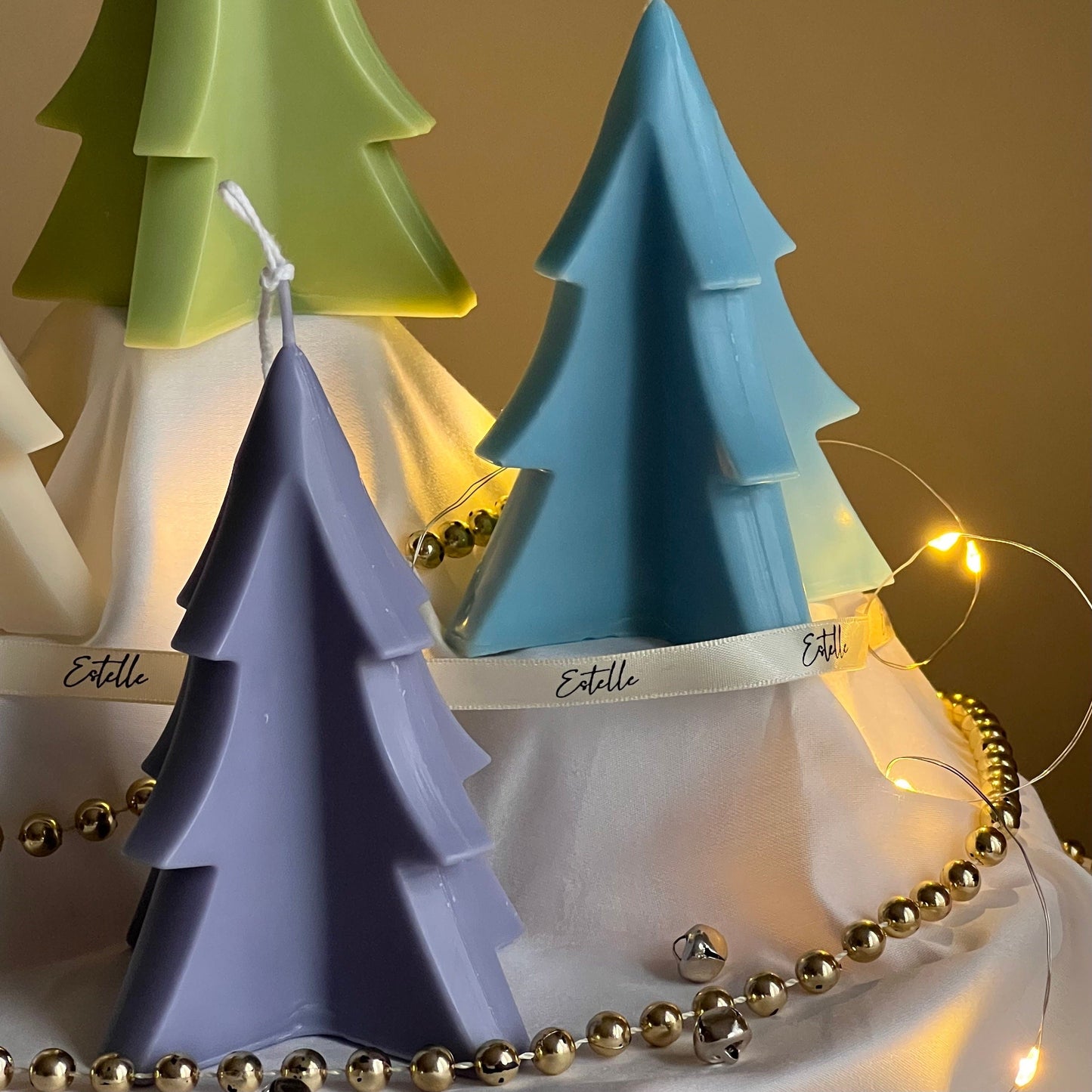 Handgemachte Weihnachtsbaum-Sojakerze: Minimalistische festliche Dekoration