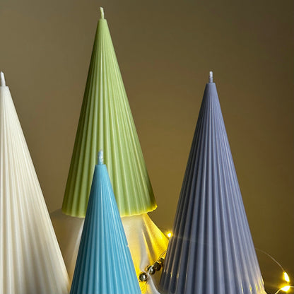 Handgemachte gerippte Kegel-Sojakerze: Minimalistische Weihnachtsdeko