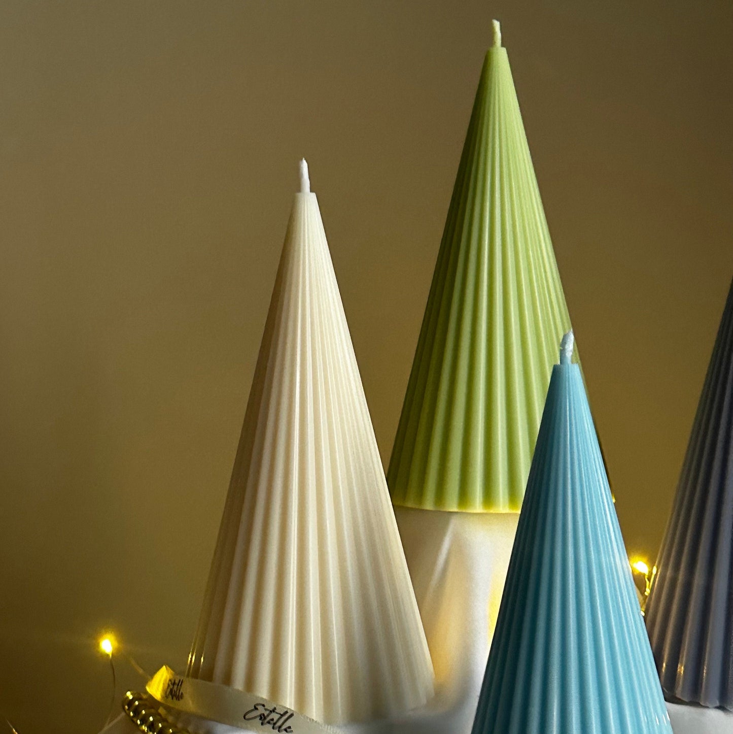 Handgemachte gerippte Kegel-Sojakerze: Minimalistische Weihnachtsdeko