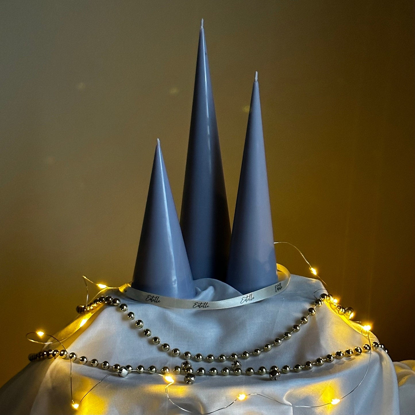 Minimalistisches Weihnachts-Kegelkerzen-Set: Handgegossene Sojawachs-Dekoration
