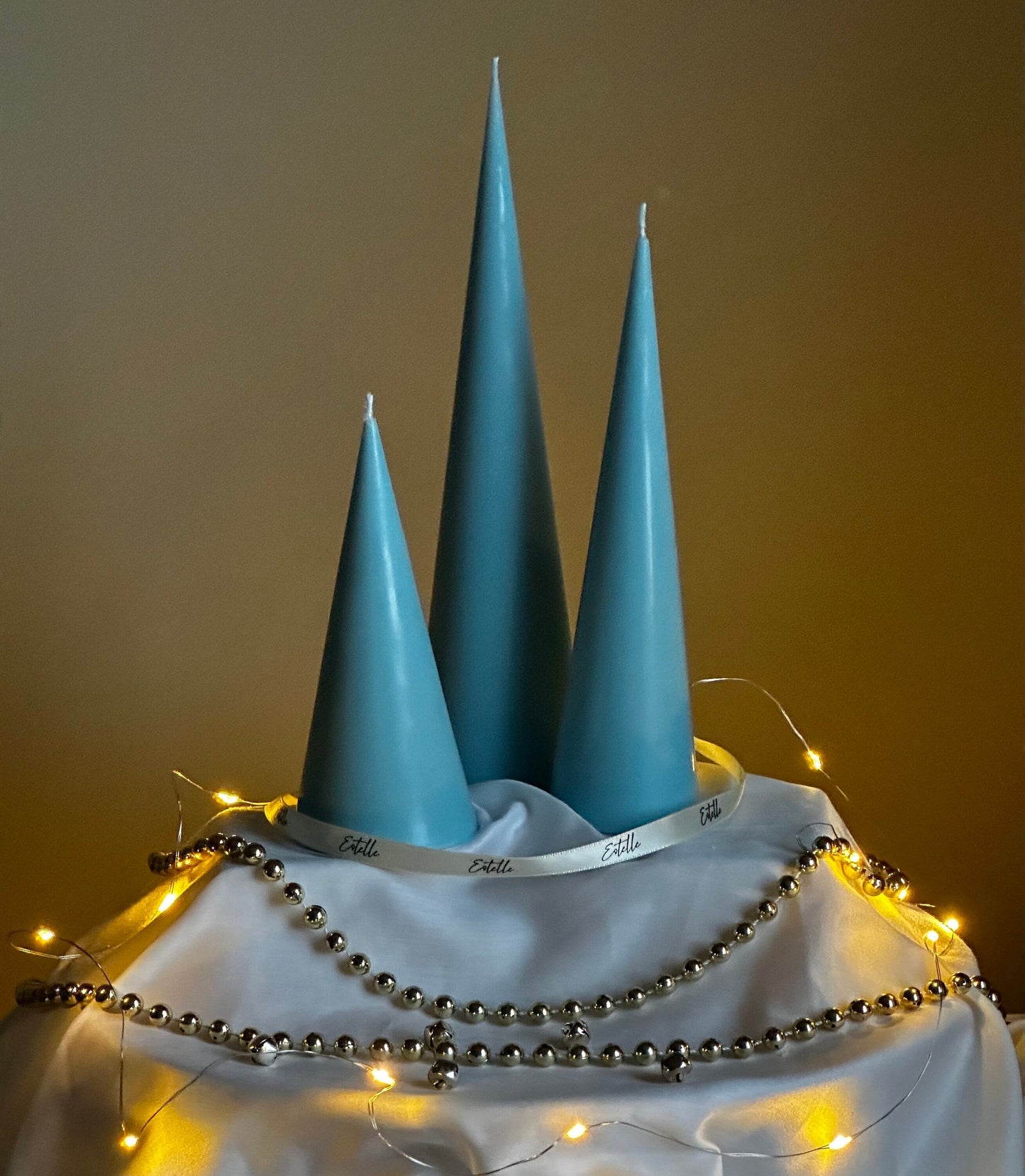 Minimalistisches Weihnachts-Kegelkerzen-Set: Handgegossene Sojawachs-Dekoration