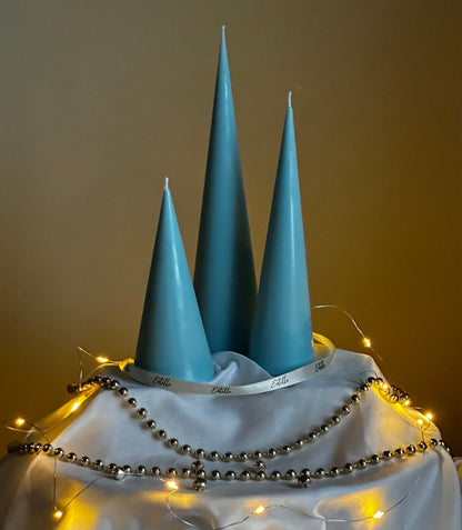Minimalistisches Weihnachts-Kegelkerzen-Set: Handgegossene Sojawachs-Dekoration
