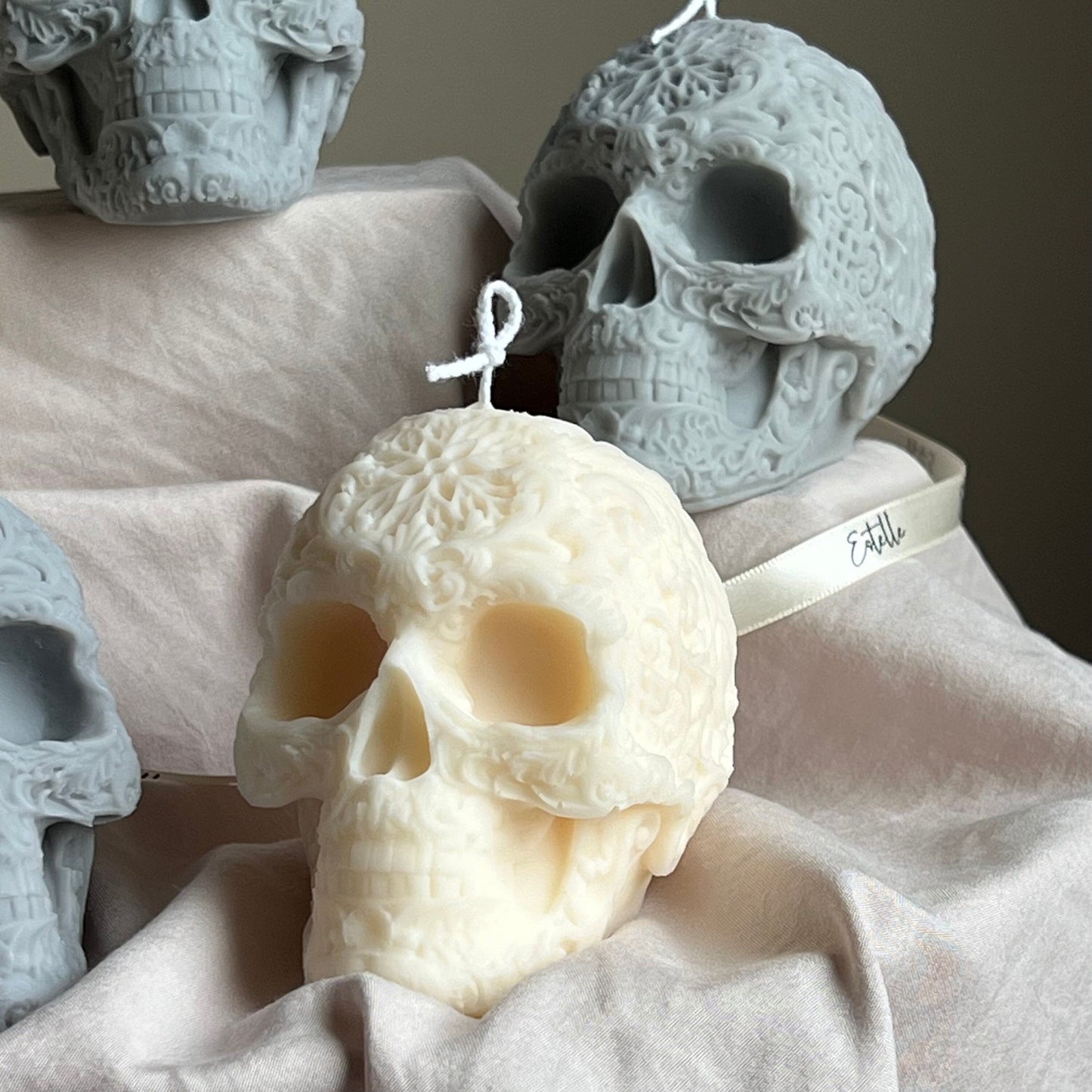 Handgemachte Halloween-Schädelkerze: Gruselige Heimdekoration aus Sojawachs