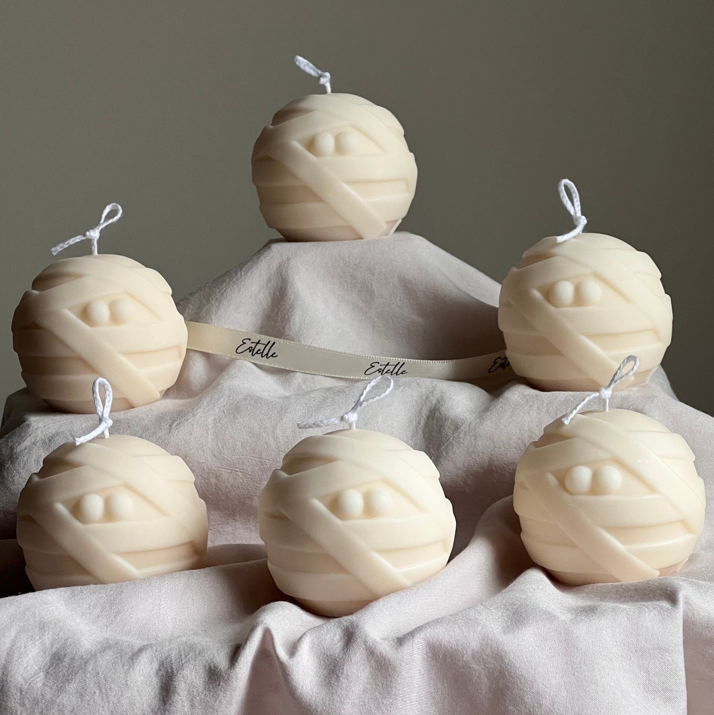 Handgemachte Halloween Mumienkerze | Skulpturale Sojawachskerze