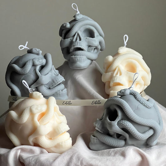 Totenkopfkerze mit Schlangen: Gruselige Halloween Sojawachs-Dekoration