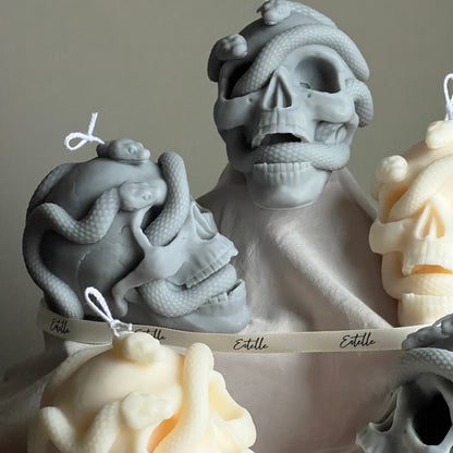 Totenkopfkerze mit Schlangen: Gruselige Halloween Sojawachs-Dekoration