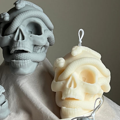 Totenkopfkerze mit Schlangen: Gruselige Halloween Sojawachs-Dekoration