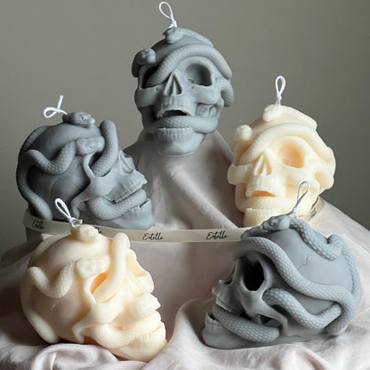 Totenkopfkerze mit Schlangen: Gruselige Halloween Sojawachs-Dekoration