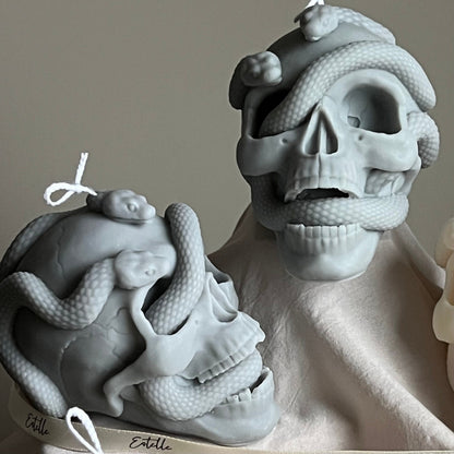 Totenkopfkerze mit Schlangen: Gruselige Halloween Sojawachs-Dekoration
