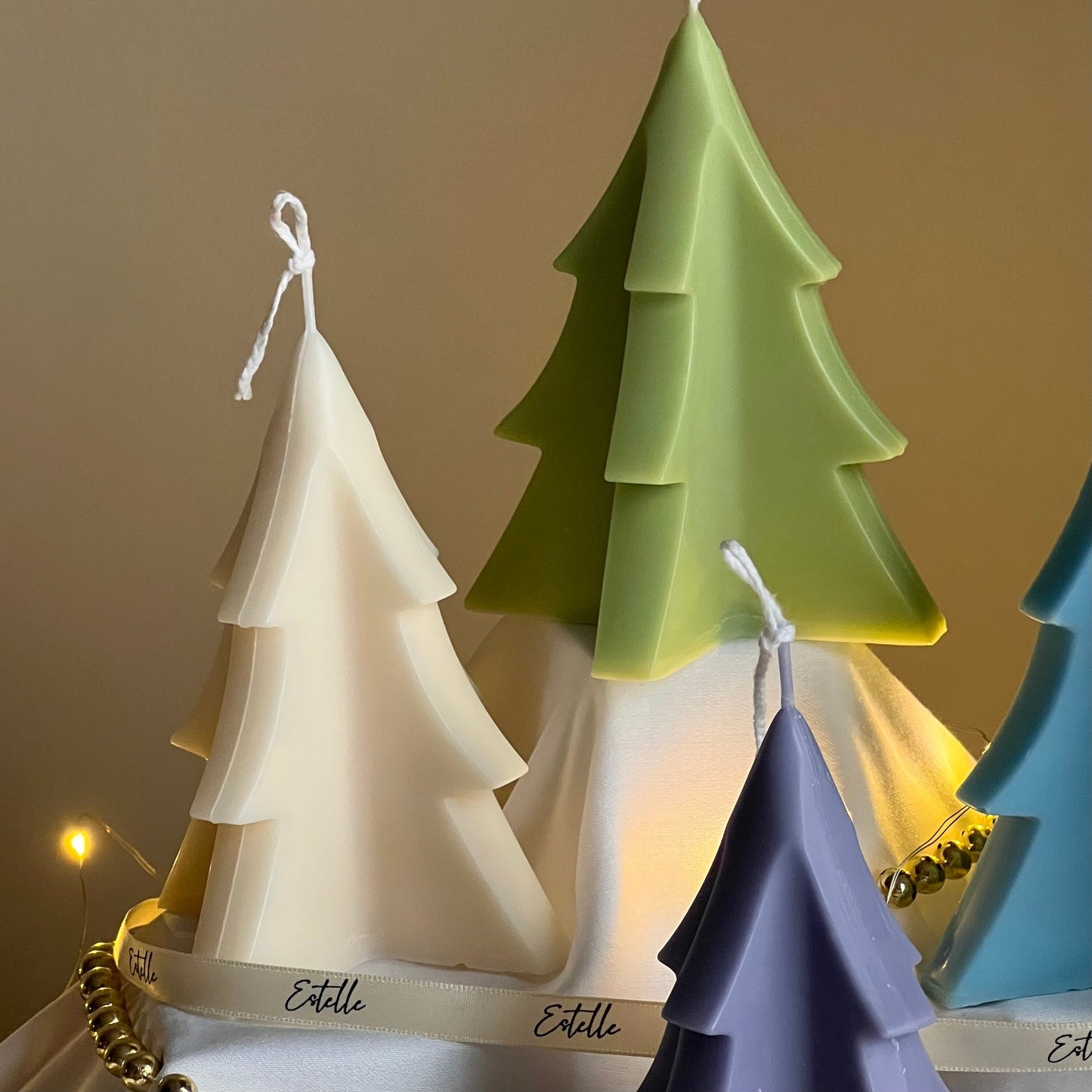 Handgemachte Weihnachtsbaum-Sojakerze: Minimalistische festliche Dekoration