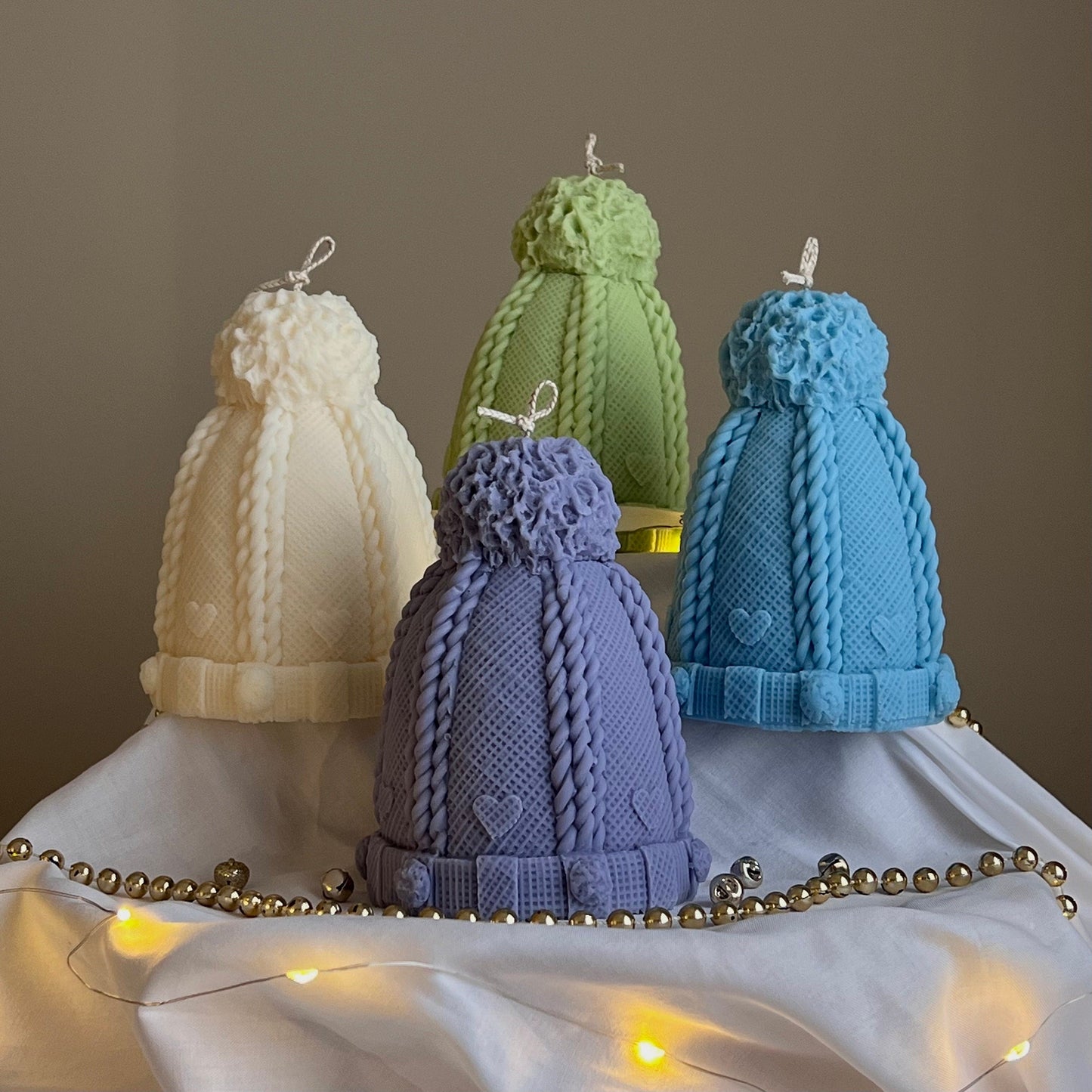 Handgegossene Weihnachtsmützenkerze: Festliche Sojawachs-Deko