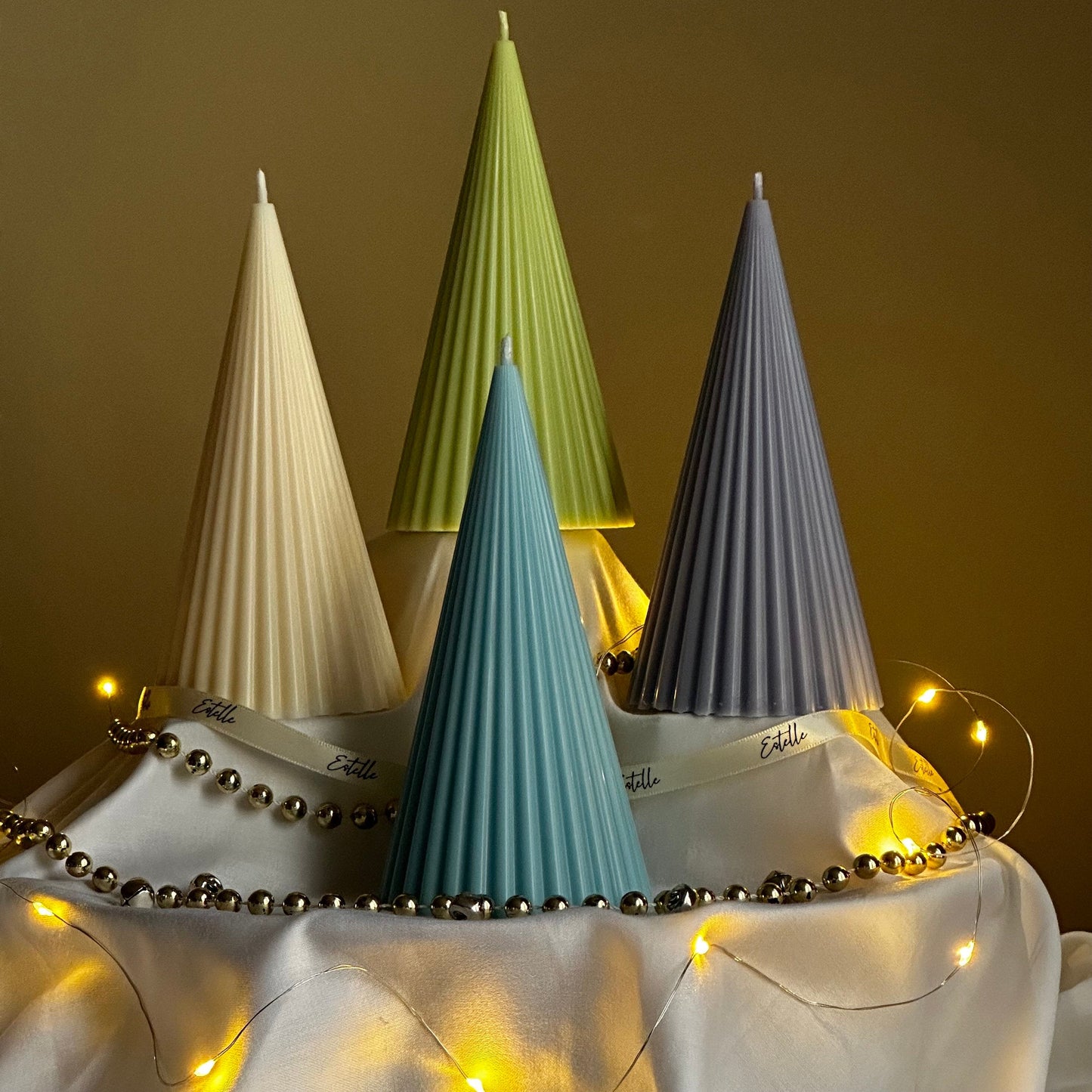 Handgemachte gerippte Kegel-Sojakerze: Minimalistische Weihnachtsdeko