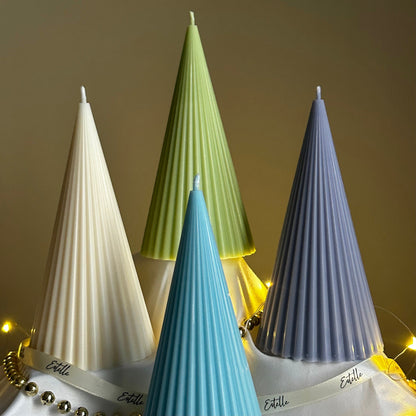 Handgemachte gerippte Kegel-Sojakerze: Minimalistische Weihnachtsdeko
