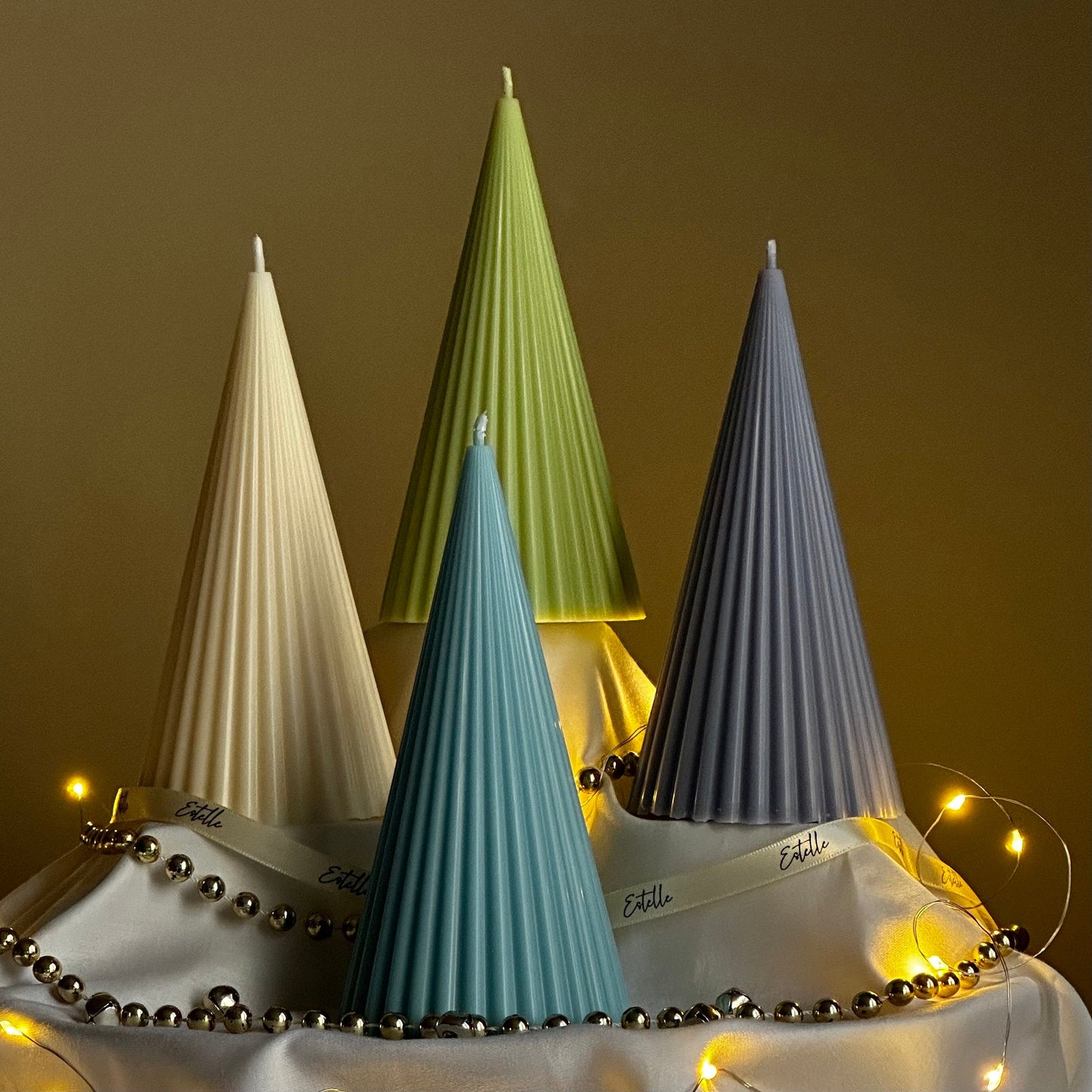 Handgemachte gerippte Kegel-Sojakerze: Minimalistische Weihnachtsdeko
