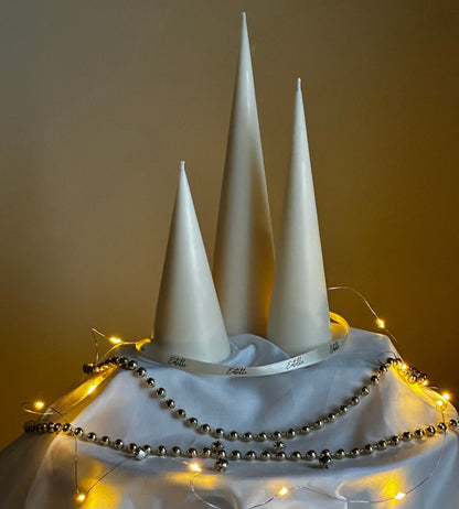 Minimalistisches Weihnachts-Kegelkerzen-Set: Handgegossene Sojawachs-Dekoration