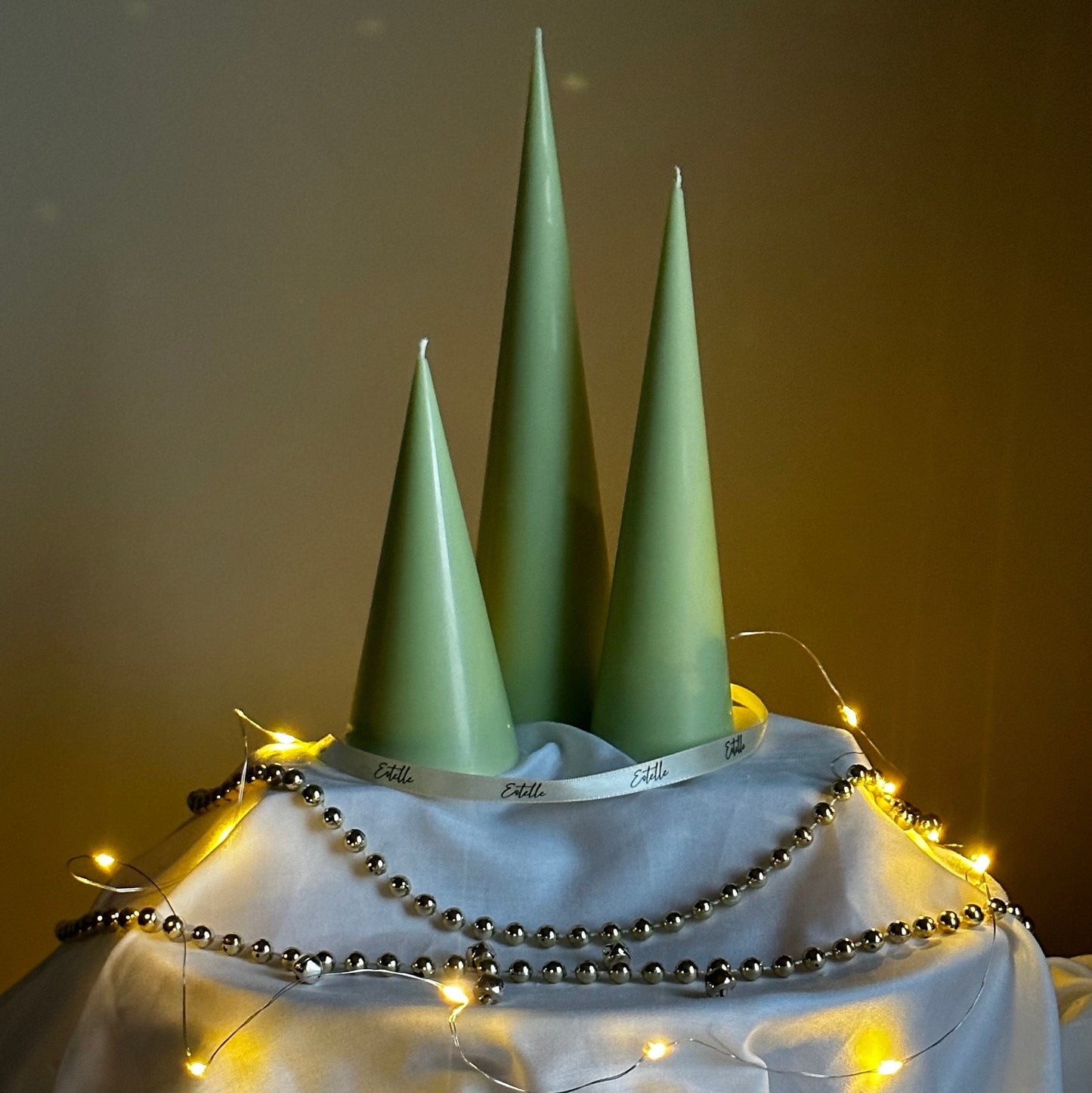 Minimalistisches Weihnachts-Kegelkerzen-Set: Handgegossene Sojawachs-Dekoration