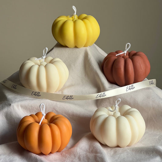 Handgemachte Herbst-Kürbis-Sojawachskerze: Gruselsaison-Dekoration