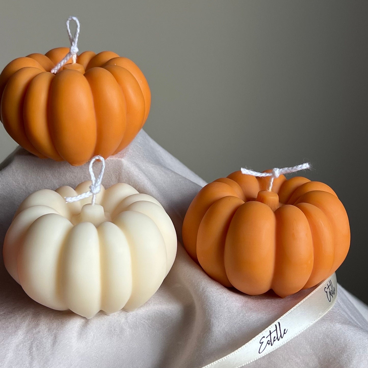 Handgemachte Herbst-Kürbis-Sojawachskerze: Gruselsaison-Dekoration