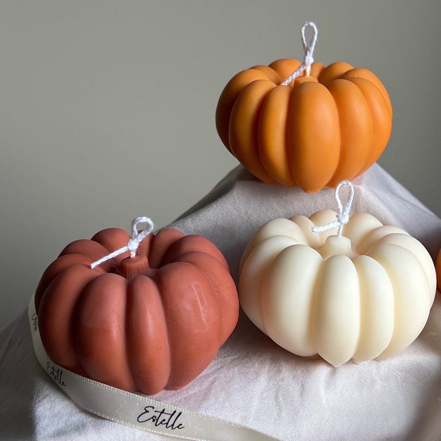 Handgemachte Herbst-Kürbis-Sojawachskerze: Gruselsaison-Dekoration