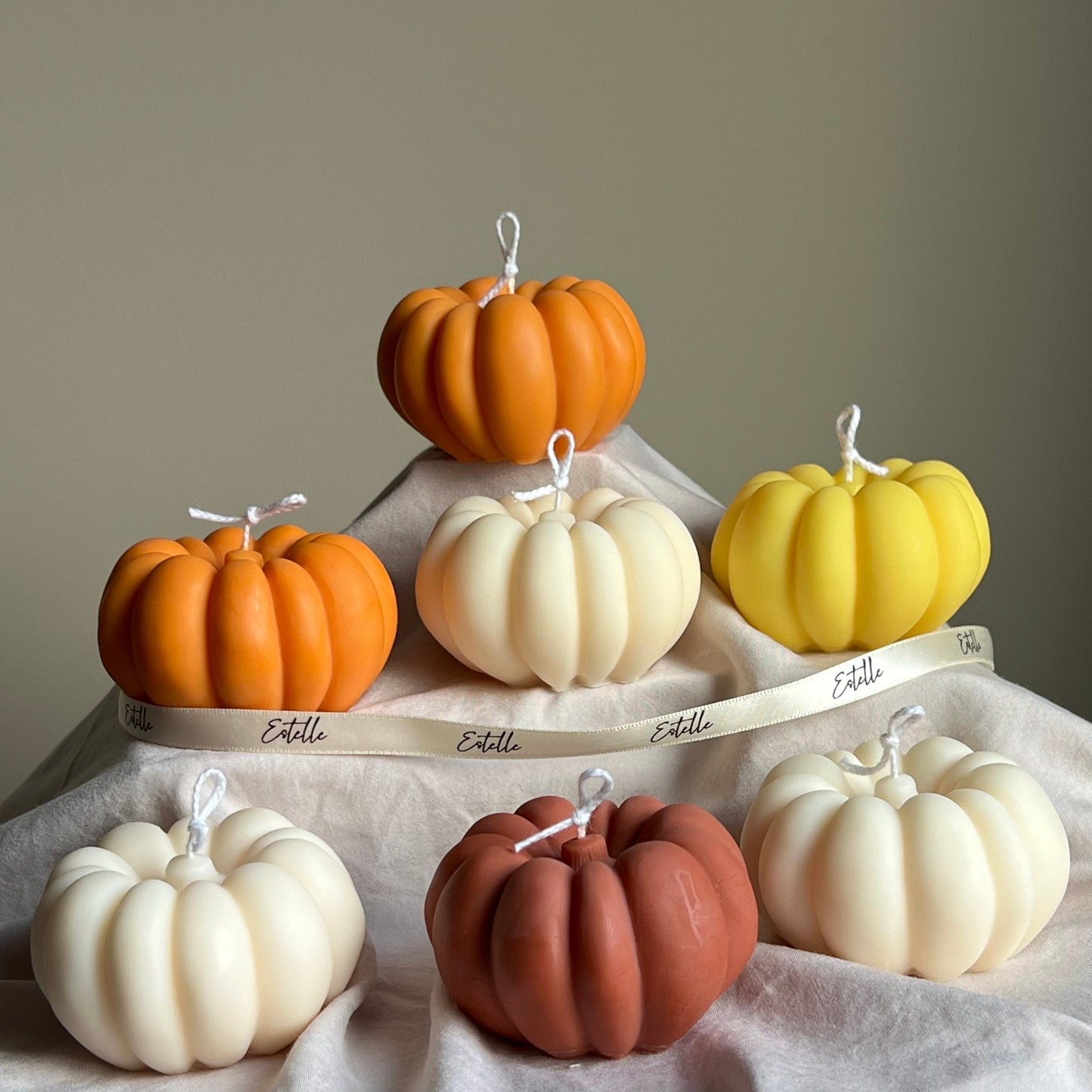 Handgemachte Herbst-Kürbis-Sojawachskerze: Gruselsaison-Dekoration