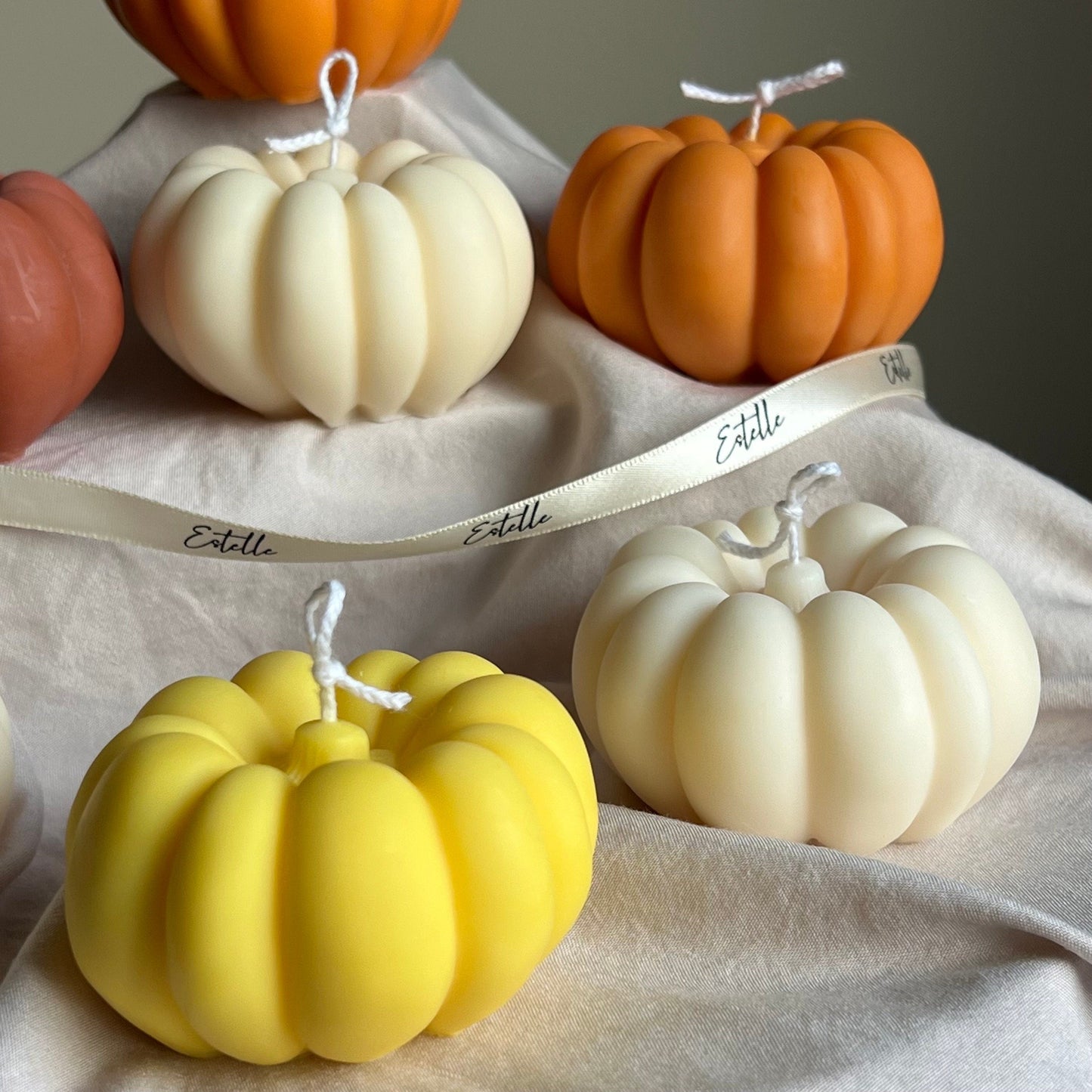 Handgemachte Herbst-Kürbis-Sojawachskerze: Gruselsaison-Dekoration