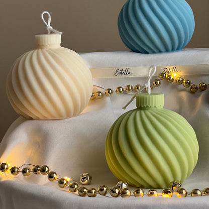 Swirl Weihnachtskugel Sojakerze: Handgemachte Weihnachtsdekoration