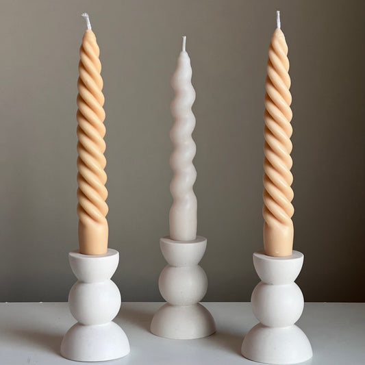 Runder Kerzenständer aus Jesmonite: Minimalistische Tischdekoration