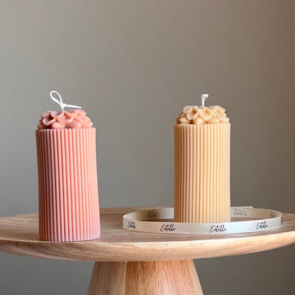 Skulpturale Blumensäulenkerze aus Sojawachs: Minimalistische Wohndekoration