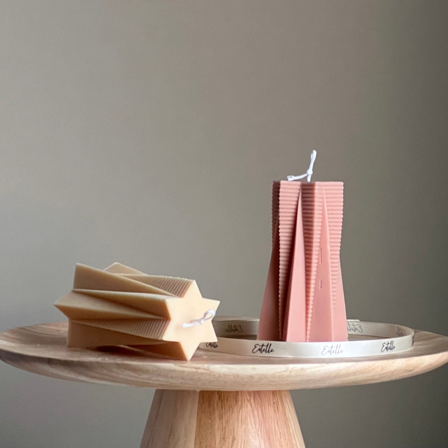 Gerippte Stern Sojawachs-Säulenkerze: Minimalistisches Wohnaccessoire