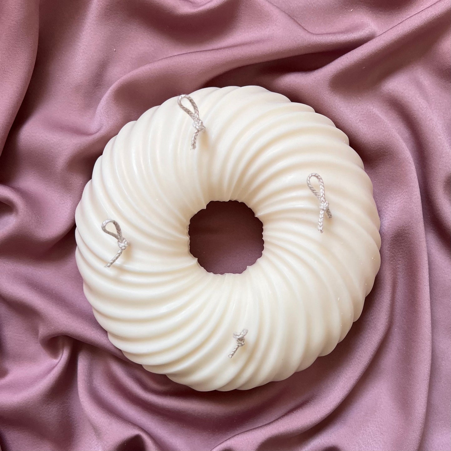 Riesige Donut-Kerze: Trendige vegane Wohndeko