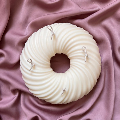 Riesige Donut-Kerze: Trendige vegane Wohndeko