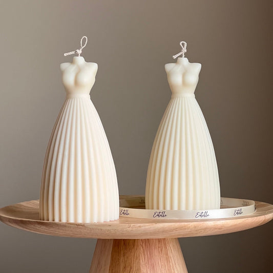 Hochzeitskerze im Brautkleid-Design: Handgemachte Deko aus Sojawachs