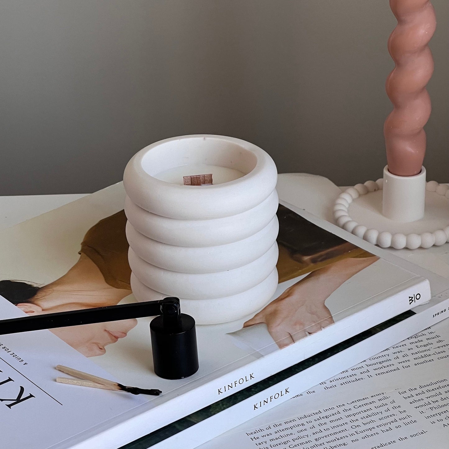 Donut Jar Sojawachs-Kerze | Holzdocht, Jesmonite-Gefäß
