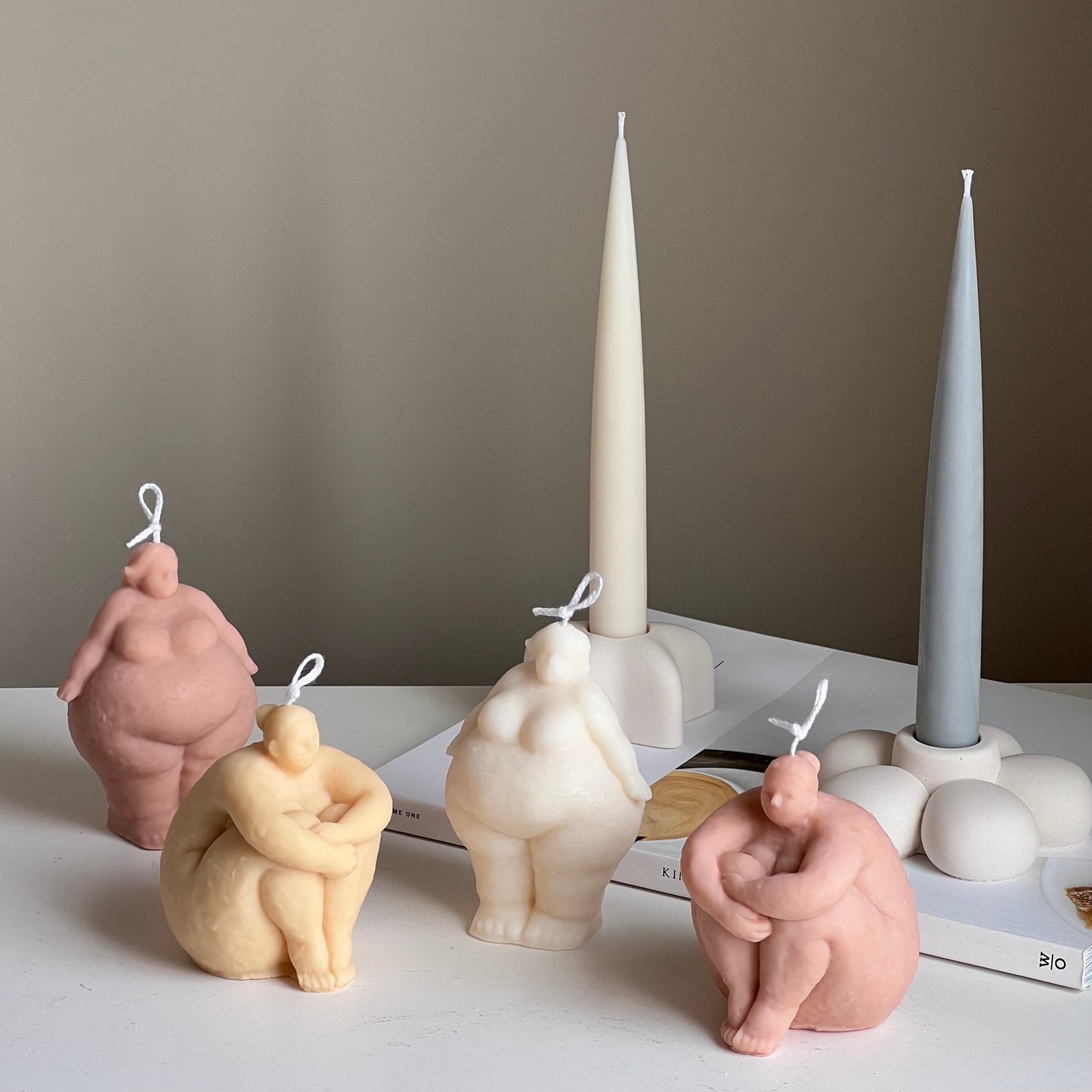 Handgemachte Sojakerze „Curvy Body“: Skulptur Frauentorso
