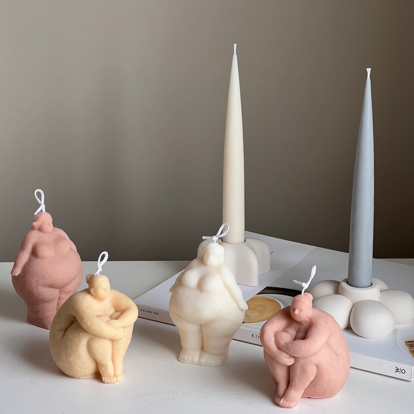 Handgemachte Sojakerze „Curvy Body“: Skulptur Frauentorso