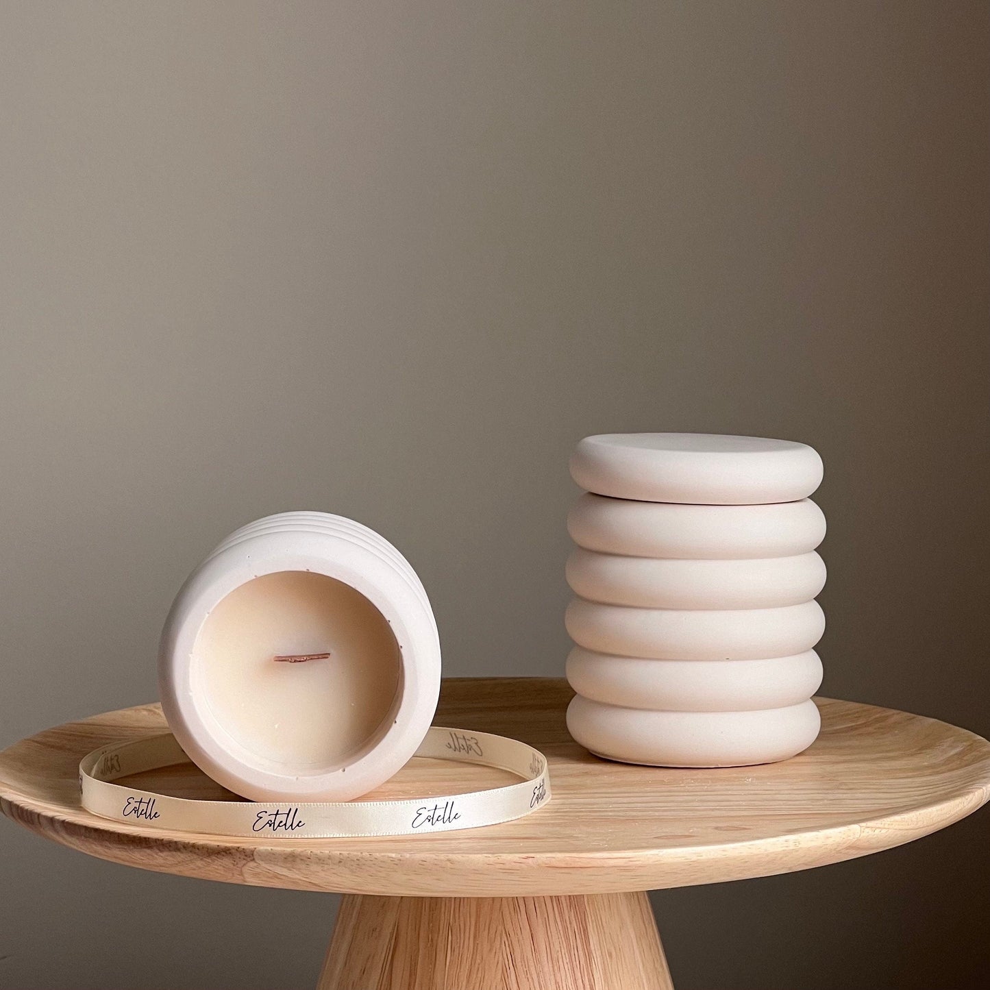 Donut Jar Sojawachs-Kerze | Holzdocht, Jesmonite-Gefäß