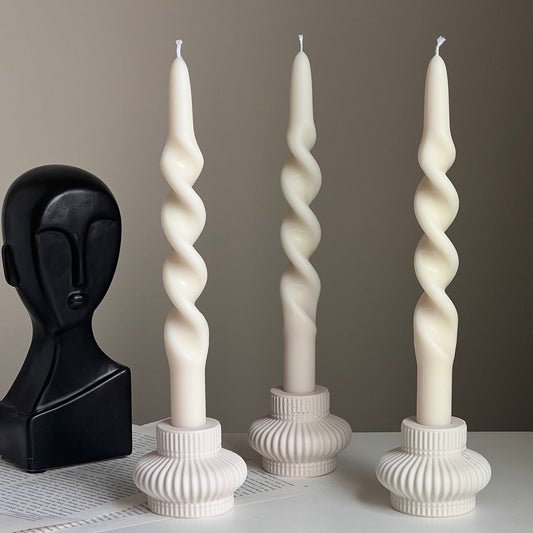 Gerippter Jesmonite Kerzenständer: Minimalistische Tischdeko