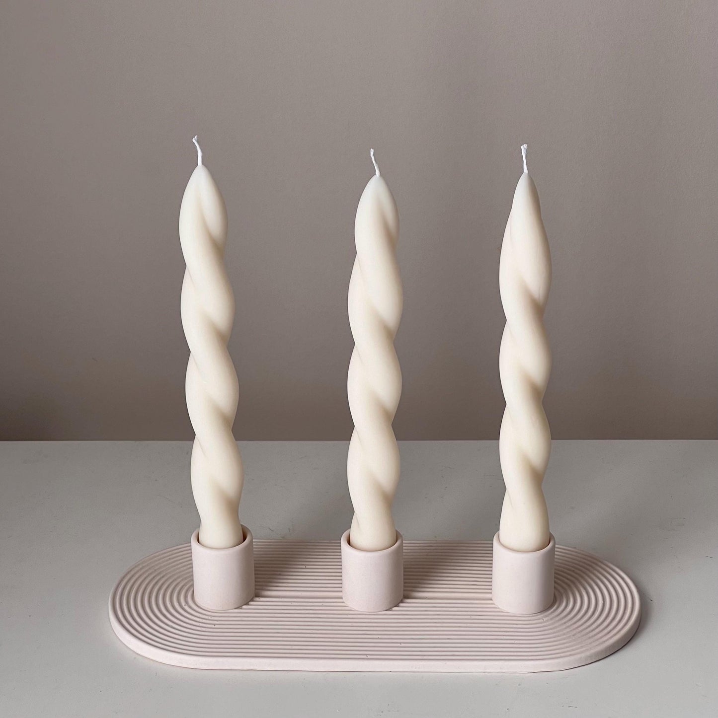 Geometrischer Kerzenhalter aus Jesmonit: Minimalistisches 3-Kerzen-Mittelstück